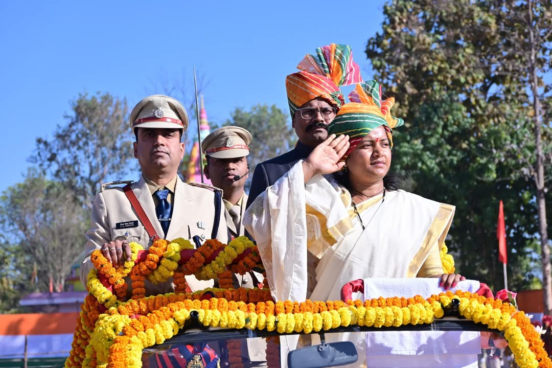 मंत्री लक्ष्मी राजवाड़े ने बलरामपुर में फहराया तिरंगा, शहीद जवानों के परिजनों को दिया सम्मान