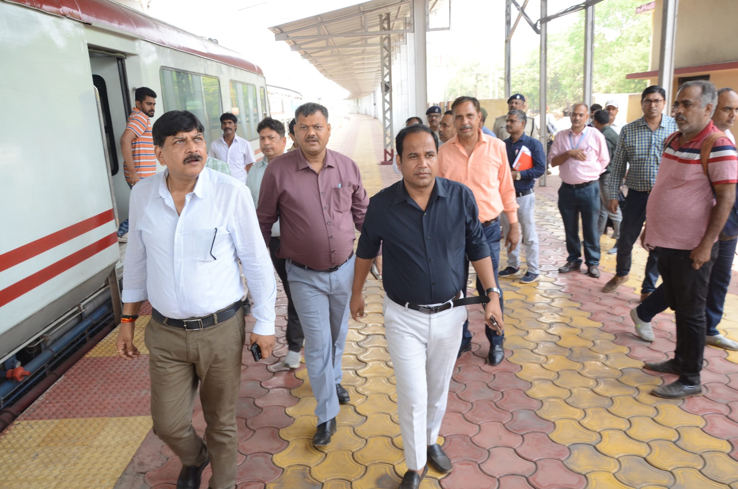 रायपुर से अभनपुर तक पहली मेमू ट्रेन 30 मार्च से, तैयारियों का कलेक्टर-एसएसपी डीआरएम ने लिया जायजा