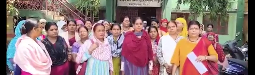 Big News : आंगनबाड़ी कार्यकर्ताओं का साड़ी पहनने से इनकार, कहा – ट्रांसपेरेंट ड्रेस बदल दीजिए सरकार
