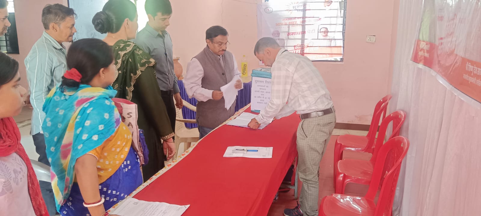 सुशासन तिहार : बिलासपुर के तोरवा पहुंचे कमिश्नर कावरे, शिकायतें कम-मांग ज्यादा