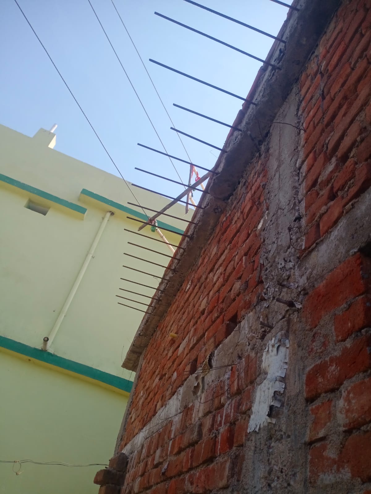 तखतपुर : बिजली विभाग की लापरवाही, साहू मोहल्ला में बिजली तार से हादसे की आशंका