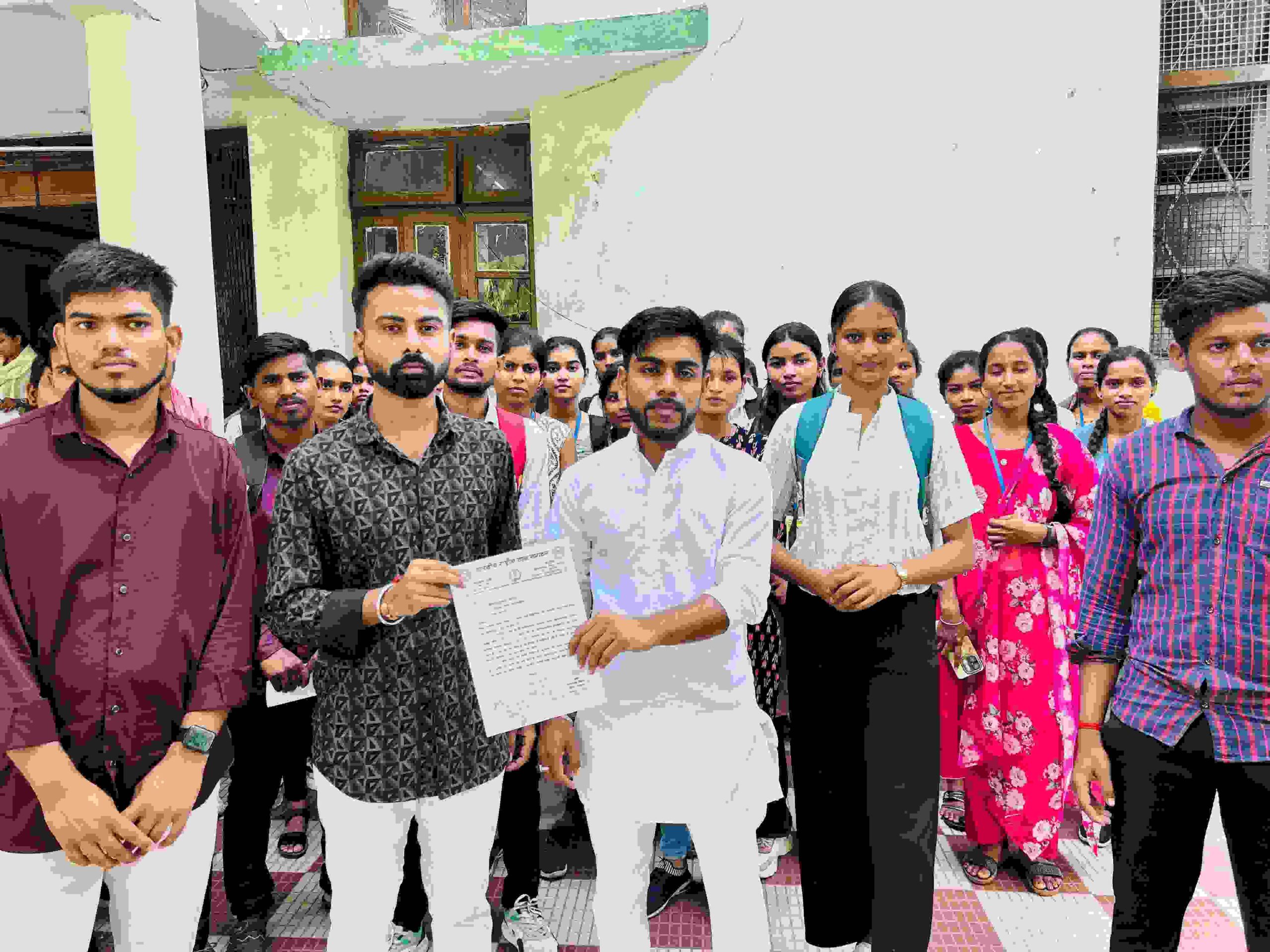 पं. रविशंकर शुक्ल विश्वविद्यालय में NSUI ने सौंपा ज्ञापन, खराब रिजल्ट पर जताया विरोध