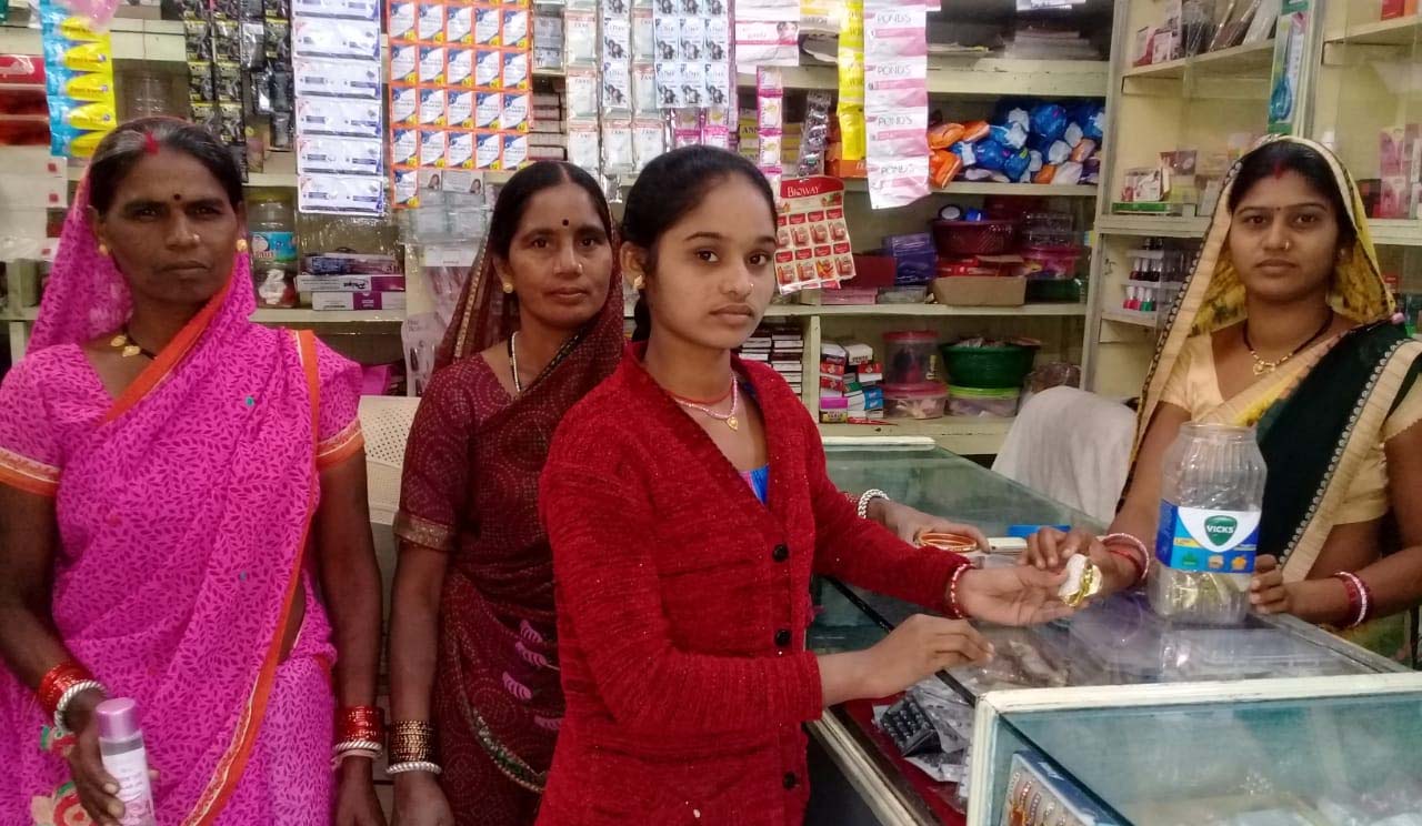 फैंसी स्टोर से सजे वेदकुमारी के सपने, आत्मनिर्भरता से घर की आर्थिक स्थिति हुई मजबूत