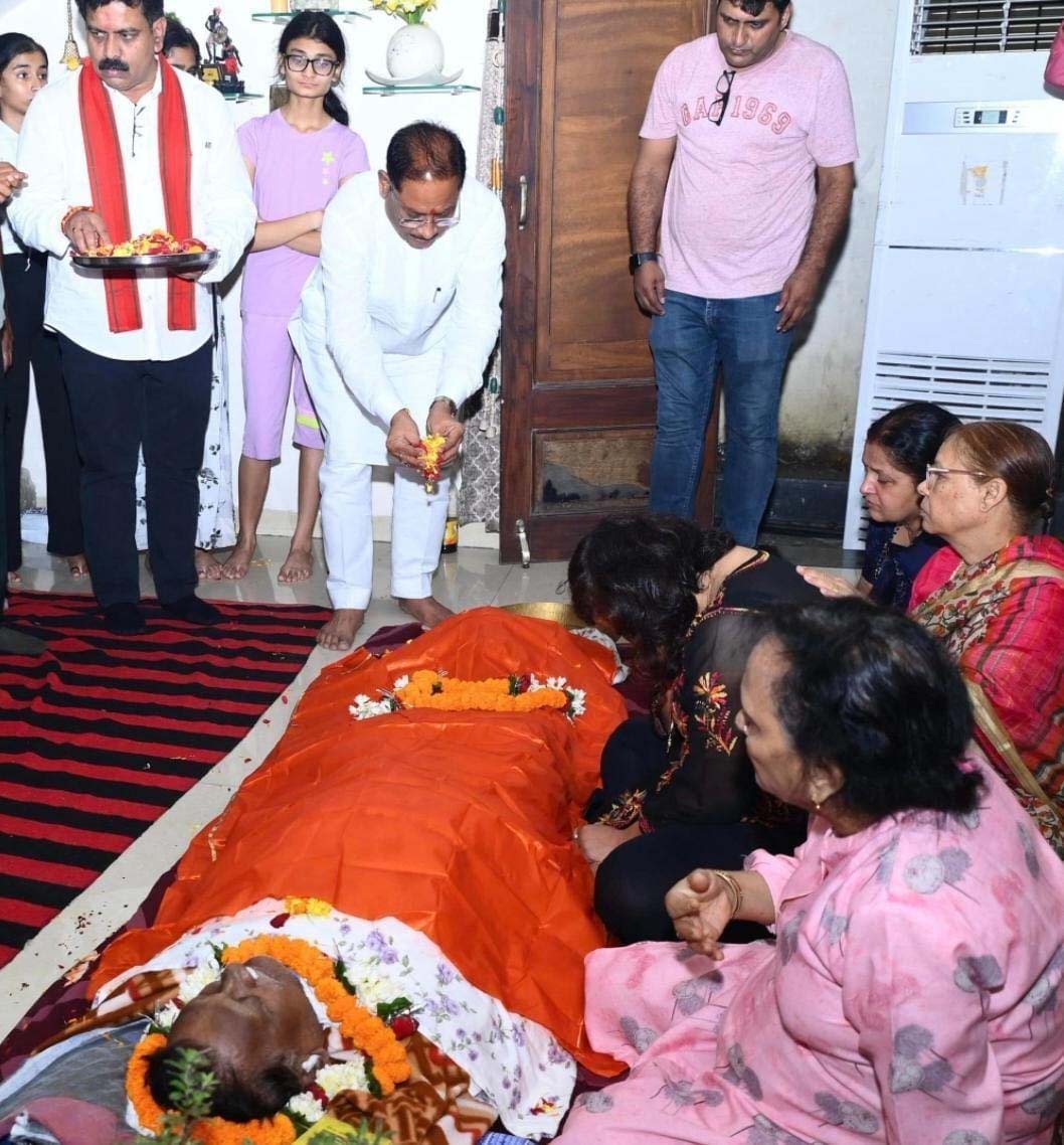रायपुर : मुख्यमंत्री श्री विष्णु देव साय ने पद्मश्री डॉ. सुरेंद्र दुबे को दी श्रद्धांजलि