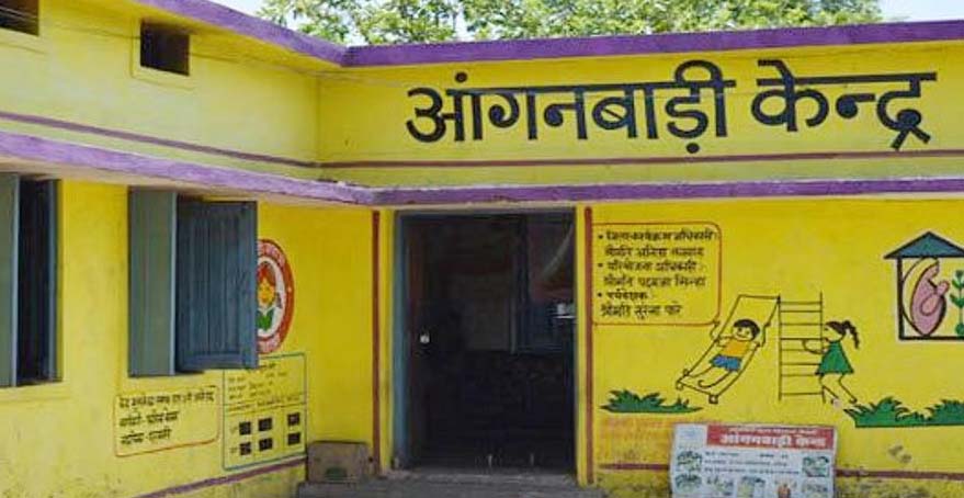 आंगनबाड़ी पहुंचे कलेक्टर, गरम भोजन और पूरक-पोषण आहार की ली जानकारी