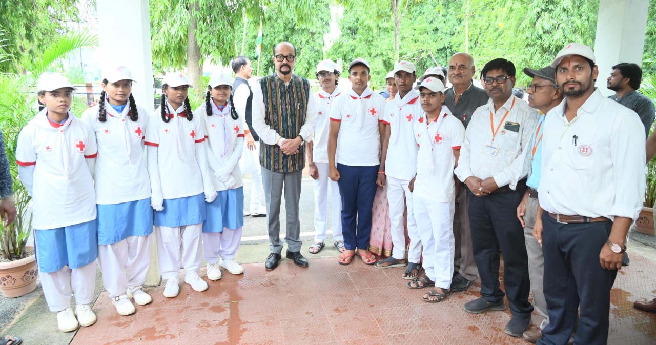 महासमुंद : गवर्नर से मिलकर गदगद हुए वालंटियर्स, रेडक्रॉस के प्रतिनिधियों ने की मुलाकात महासमुंद : गवर्नर से मिलकर गदगद हुए वालंटियर्स, रेडक्रॉस के प्रतिनिधियों ने की मुलाकात