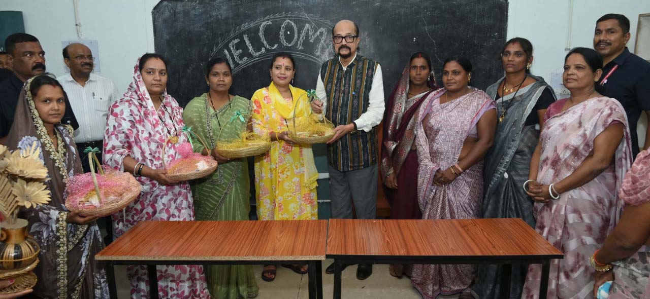 महासमुंद : राज्यपाल ने महिला स्व-सहायता समूहों से की आत्मीय संवाद, सशक्तिकरण की दिशा में उत्कृष्ट कार्यों की सराहना