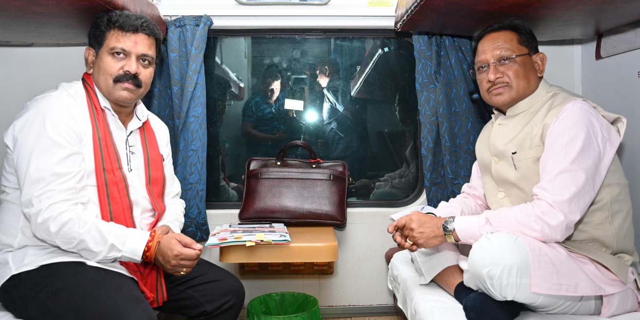 रायपुर : मुख्यमंत्री विष्णु देव साय ट्रेन से सरगुजा रवाना