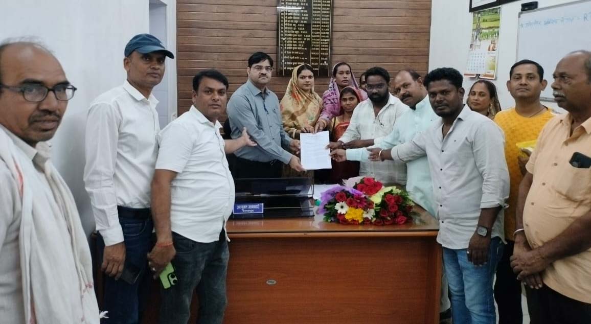 धरसीवां : शराब दूकान खुलने से आखिर फायदा किसको ? न विधायक चाहते न ग्रामीण, तो आखिर किसका है दबाव ? पढ़िए हैरान करने वाली खबर