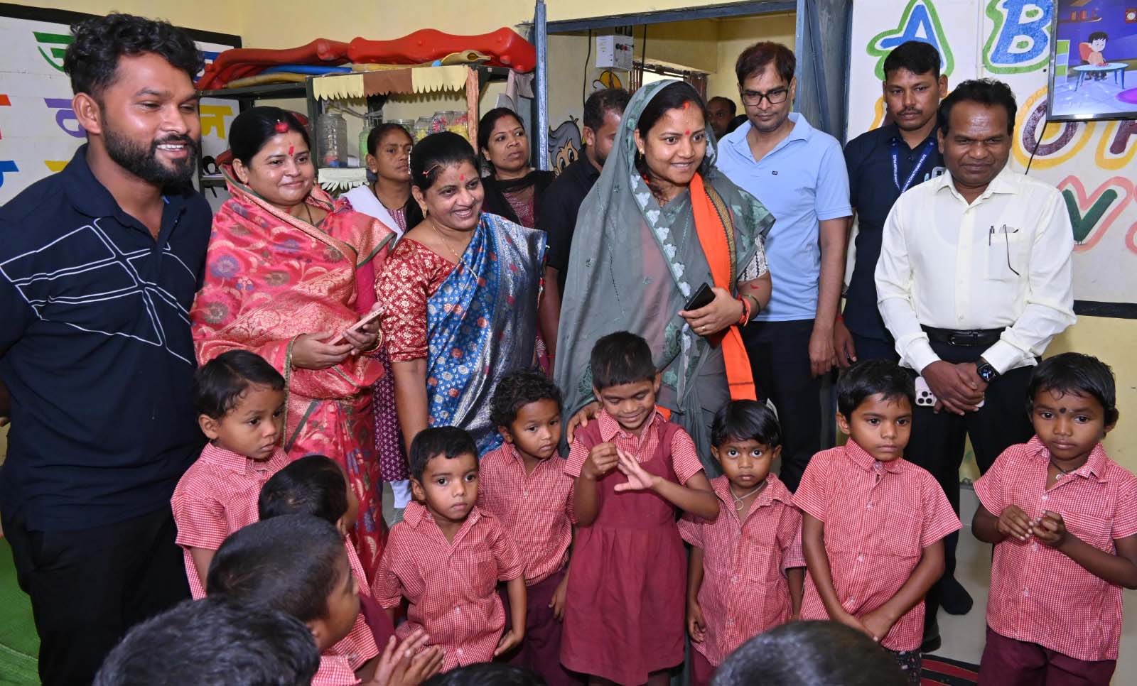 आंगनबाड़ी पहुंची मंत्री राजवाड़े, बाल सम्प्रेषण गृह और नारी निकेतन केन्द्रों का किया निरीक्षण