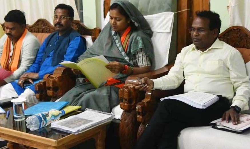आंगनबाड़ियों की व्यवस्था और कुपोषण उन्मूलन पर ध्यान दें अधिकारी: मंत्री लक्ष्मी राजवाड़े