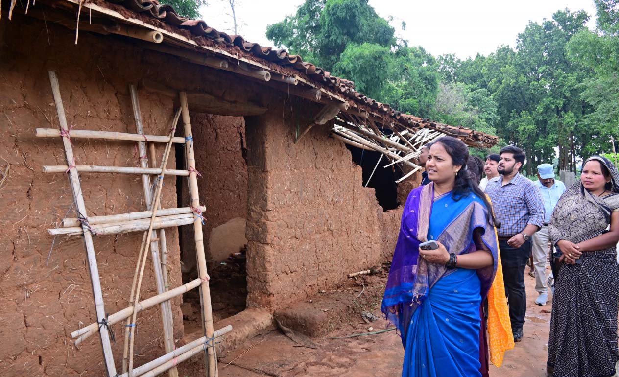 सूरजपुर : हाथी प्रभावित गाँव पहुंची मंत्री लक्ष्मी राजवाड़े, मुआवजे के लिए पटवारी को लगाया फ़ोन सूरजपुर : हाथी प्रभावित गाँव पहुंची मंत्री लक्ष्मी राजवाड़े, मुआवजे के लिए पटवारी को लगाया फ़ोन