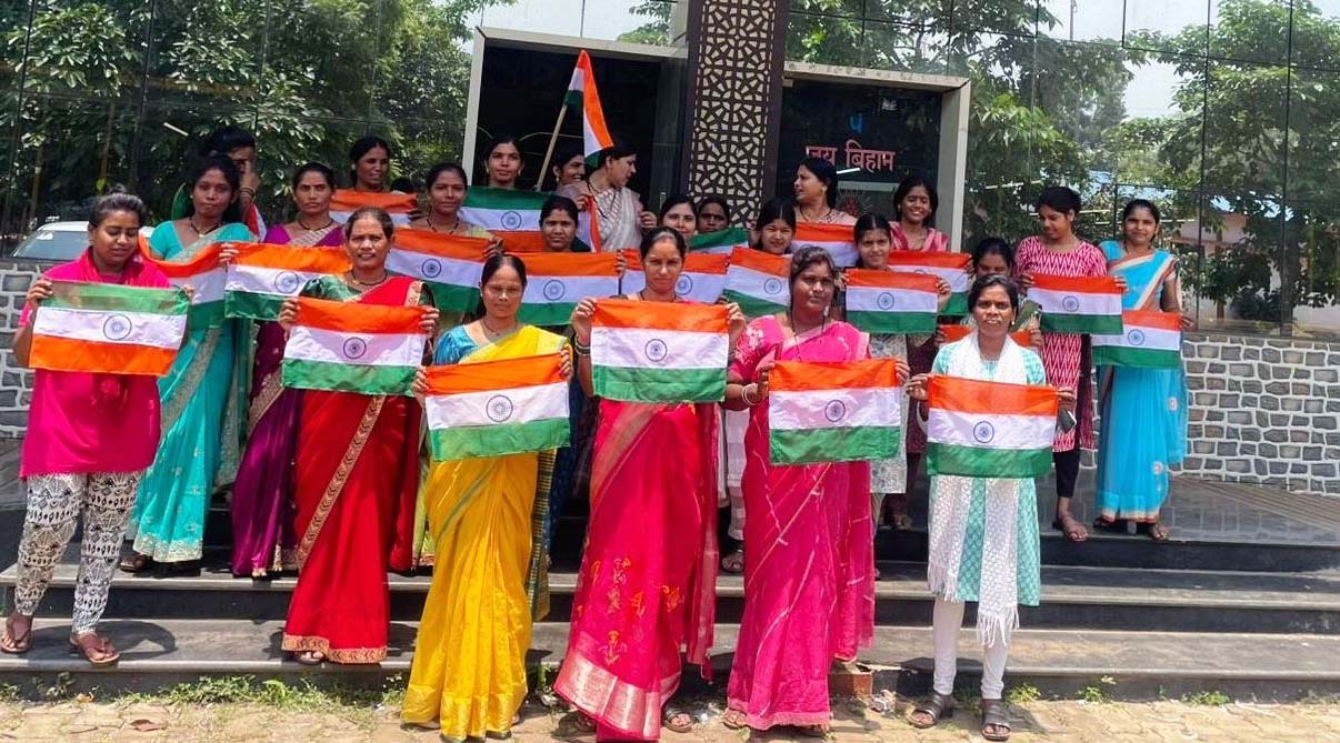 बिलासपुर : गनियारी में गांजा-दारु नहीं, अब तिरंगे से बदलेगी महिलाओं की ज़िन्दगी