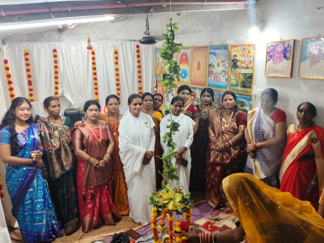 बिलासपुर: दीपराज भवन में आध्यात्मिक उत्साह के साथ मनाया गया हरियाली तीज का पर्व बिलासपुर: दीपराज भवन में आध्यात्मिक उत्साह के साथ मनाया गया हरियाली तीज का पर्व
