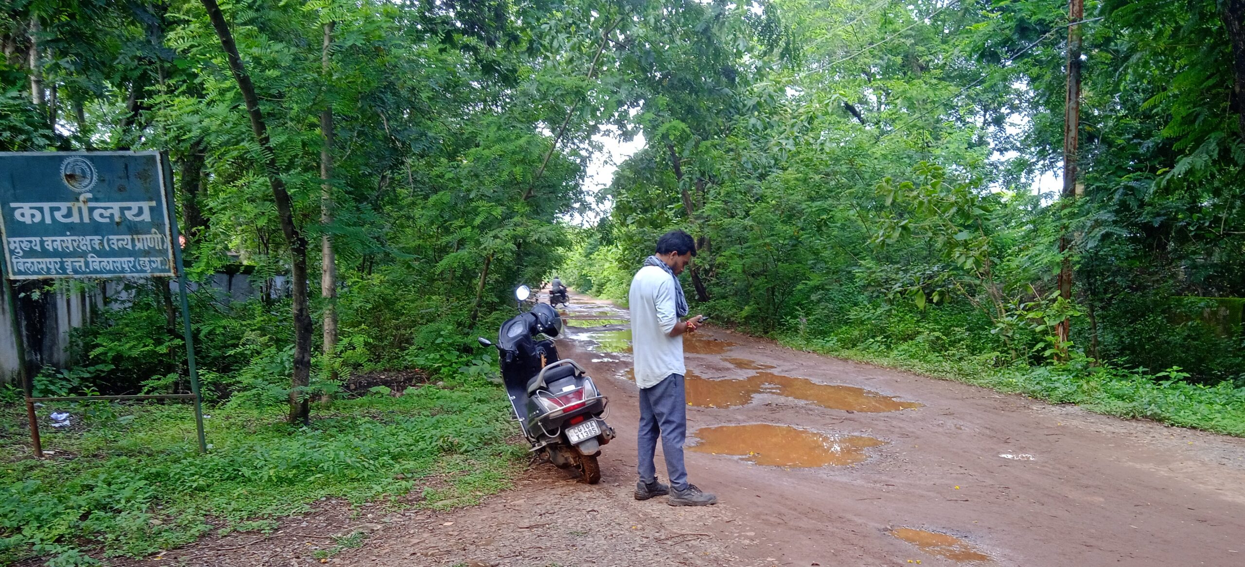 बिलासपुर : न्यायधानी में एक सड़क ऐसी भी है, जहाँ गरीब जनता चलती है… देखिये तस्वीर
