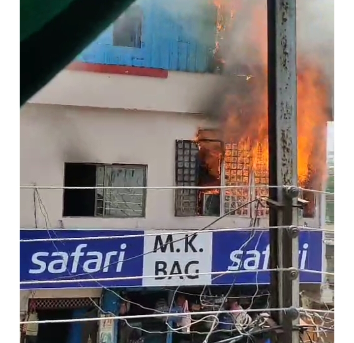 बिलासपुर : गैस सिलेंडर ब्लास्ट में तीन झूलसे, घर का सारा सामान जलकर ख़ाक बिलासपुर : गैस सिलेंडर ब्लास्ट में तीन झूलसे, घर का सारा सामान जलकर ख़ाक