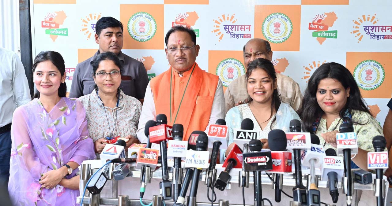 पत्रकार बहनों ने मुख्यमंत्री विष्णु देव साय की कलाई पर बांधी राखी, जनसेवा के अटूट संकल्प और प्रगति की दी शुभकामनाएं पत्रकार बहनों ने मुख्यमंत्री विष्णु देव साय की कलाई पर बांधी राखी, जनसेवा के अटूट संकल्प और प्रगति की दी शुभकामनाएं