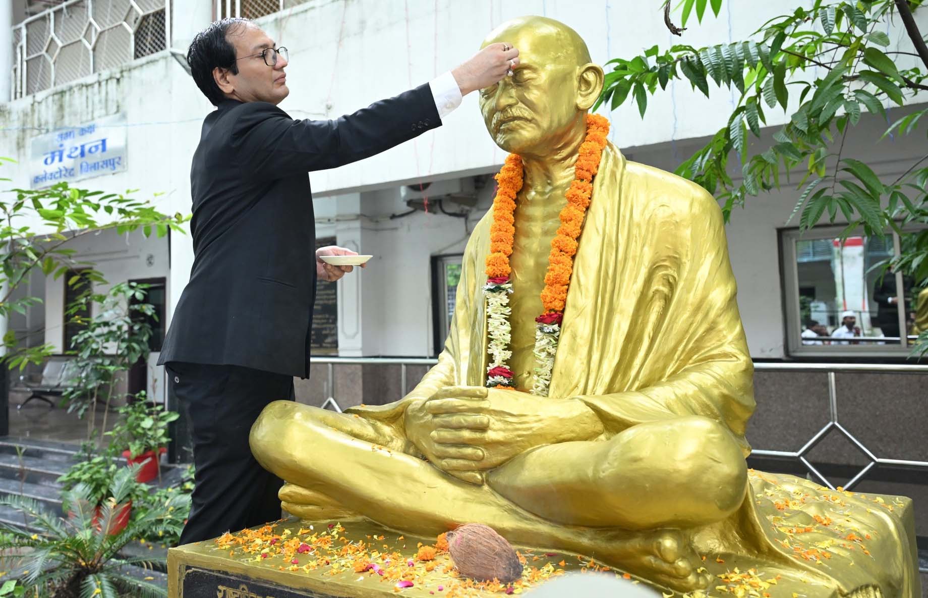 बिलासपुर में स्वतंत्रता दिवस पर कलेक्टर संजय अग्रवाल ने किया ध्वजारोहण, राष्ट्रपिता महात्मा गांधी को दी श्रद्धांजलि बिलासपुर में स्वतंत्रता दिवस पर कलेक्टर संजय अग्रवाल ने किया ध्वजारोहण, राष्ट्रपिता महात्मा गांधी को दी श्रद्धांजलि