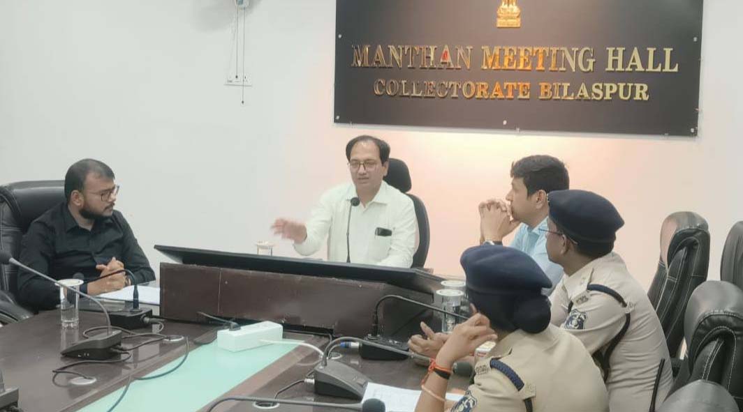 बिलासपुर: सडकों पर घूम रहे आवारा पशुओं पर नियंत्रण के लिए जिला प्रशासन सख्त, कलेक्टर ने की बैठक