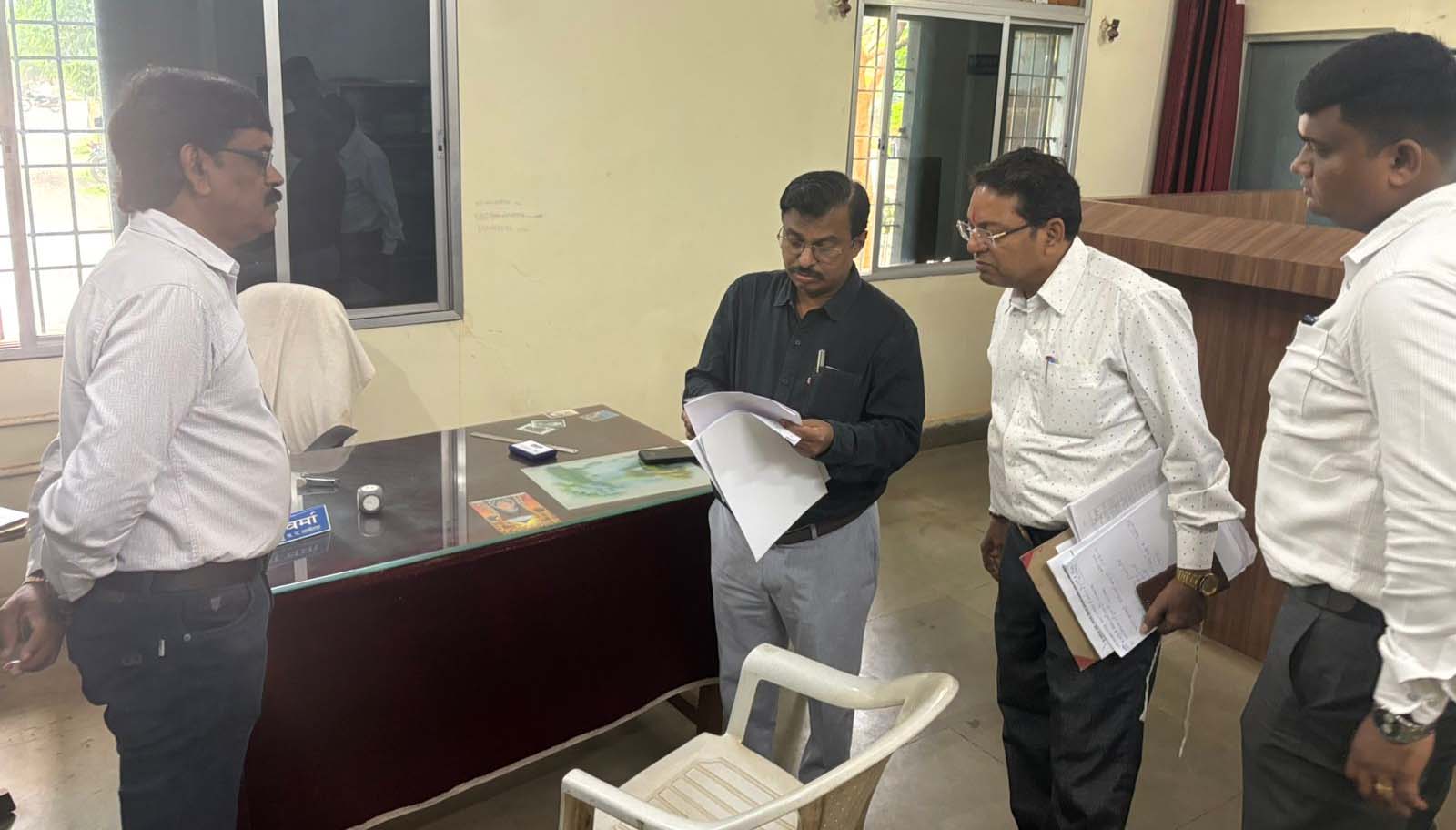 रायपुर : एक्शन मोड में संभागायुक्त कावरे, आरआई सस्पेंड, 16 कर्मचारियों को कारण बताओ नोटिस जारी