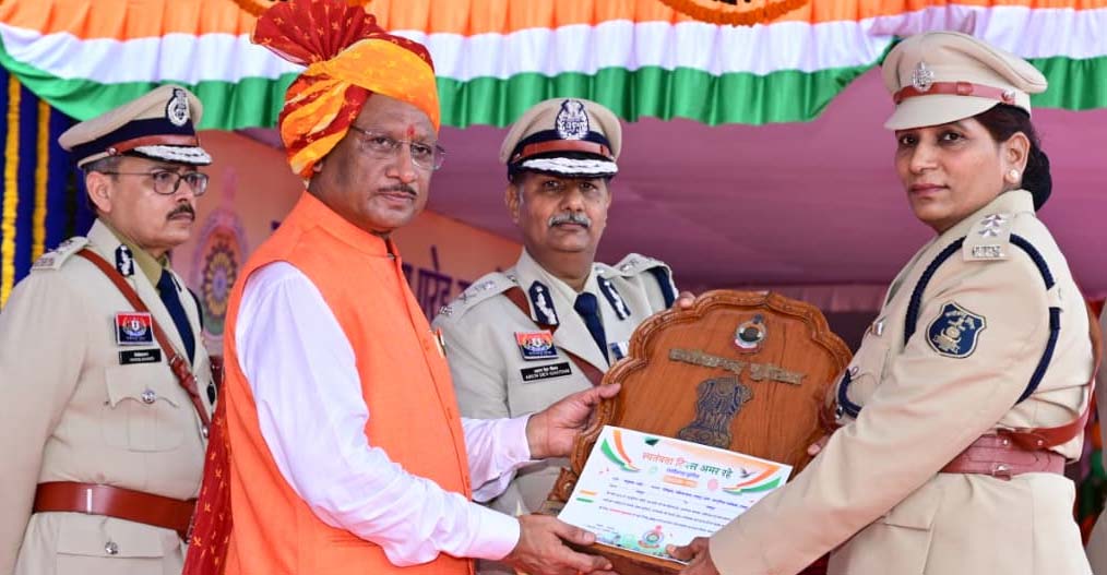 Independence Day : छत्तीसगढ़ पुलिस के 35 पुलिस अधिकारियों एवं जवानों को पुलिस पदकों से मुख्यमंत्री ने किया सम्मानित Independence Day : छत्तीसगढ़ पुलिस के 35 पुलिस अधिकारियों एवं जवानों को पुलिस पदकों से मुख्यमंत्री ने किया सम्मानित