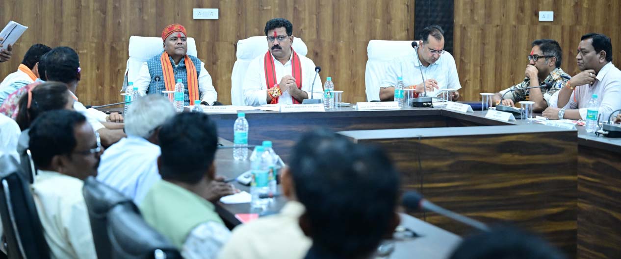 अबुझमाड़ : गृहमंत्री विजय शर्मा ने ली मैराथन बैठक, कहा- विदेशी-बांग्लादेशियों पर कड़ी रोक ज़रूरी अबुझमाड़ : गृहमंत्री विजय शर्मा ने ली मैराथन बैठक, कहा- विदेशी-बांग्लादेशियों पर कड़ी रोक ज़रूरी