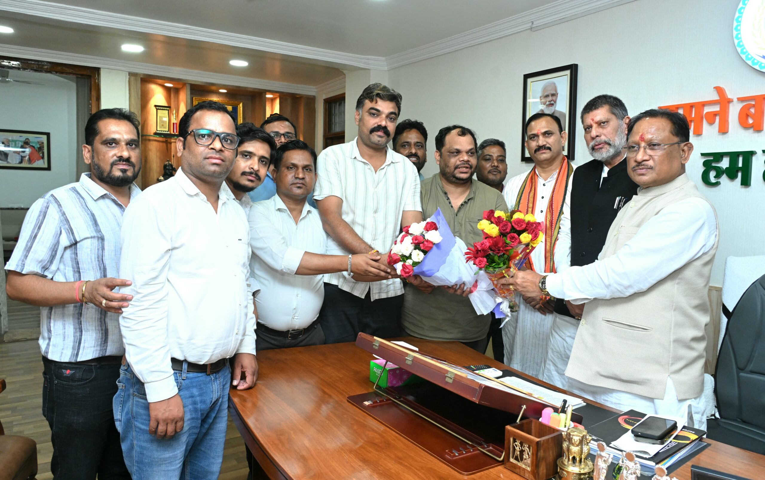 एनएचएम कर्मचारी आंदोलन : हड़ताल ख़त्म लेकिन इन मुद्दों पर निर्णय बाकी, राज्य सरकार ने केंद्र के पाले में छोड़ा मामला एनएचएम कर्मचारी आंदोलन : हड़ताल ख़त्म लेकिन इन मुद्दों पर निर्णय बाकी, राज्य सरकार ने केंद्र के पाले में छोड़ा मामला